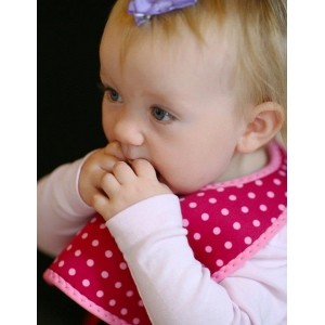 BUILT Mess Mate - 2 śliniaki dla dzieci (Baby Pink Mini Dots)-453320